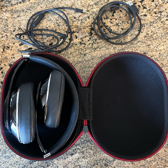 Beats Wireless Over Ear Headphones - Picture 2 of 5